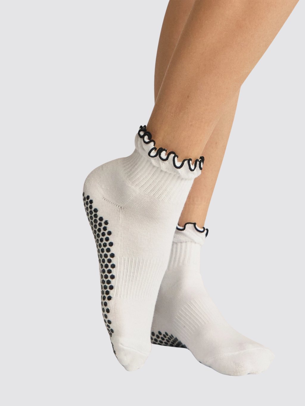 The Tipped Ruffle Grip Sock — Black